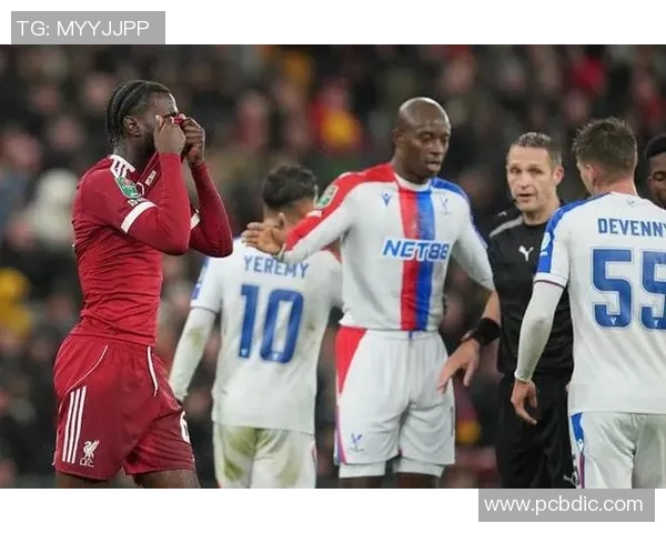 利物浦与斯旺西比赛中乌龙球引发热议球迷纷纷讨论精彩瞬间